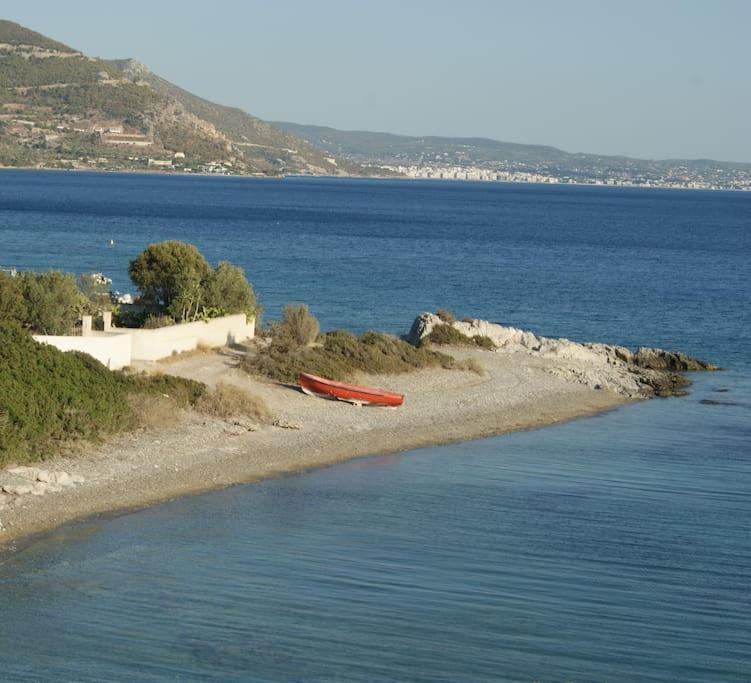 ブリアグメニ湖 House By The Sea At Skaloma, Loutrakiヴィラ エクステリア 写真