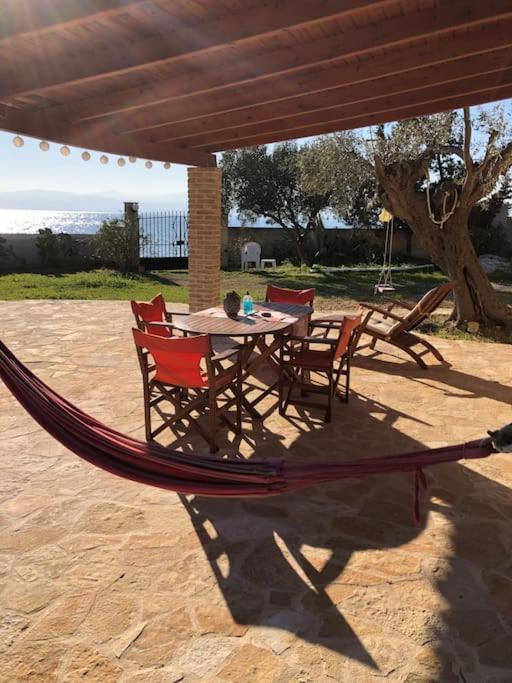 ブリアグメニ湖 House By The Sea At Skaloma, Loutrakiヴィラ エクステリア 写真