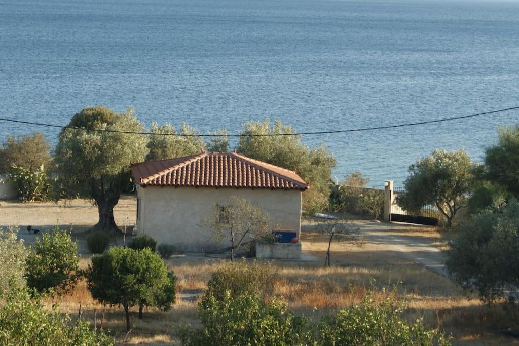 ブリアグメニ湖 House By The Sea At Skaloma, Loutrakiヴィラ エクステリア 写真