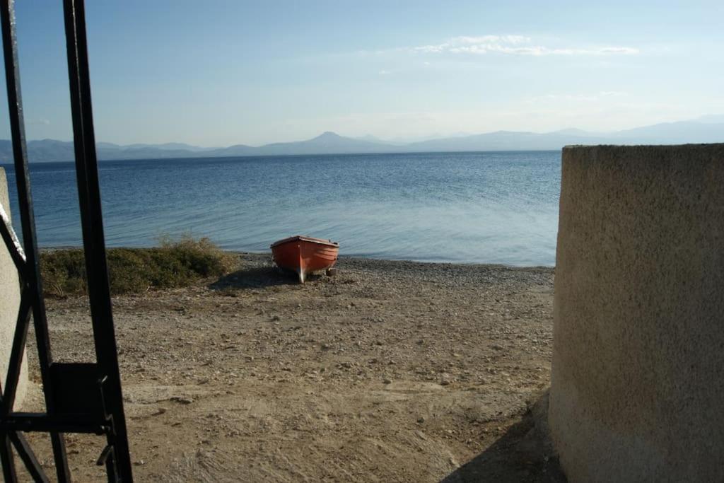 ブリアグメニ湖 House By The Sea At Skaloma, Loutrakiヴィラ エクステリア 写真