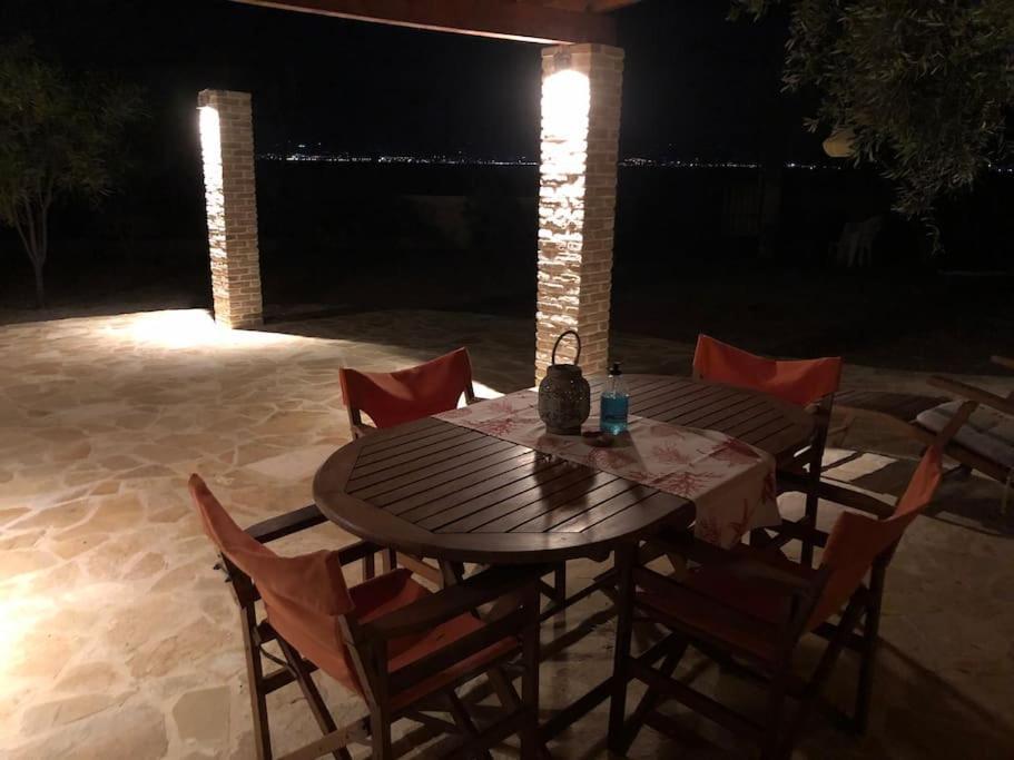 ブリアグメニ湖 House By The Sea At Skaloma, Loutrakiヴィラ エクステリア 写真